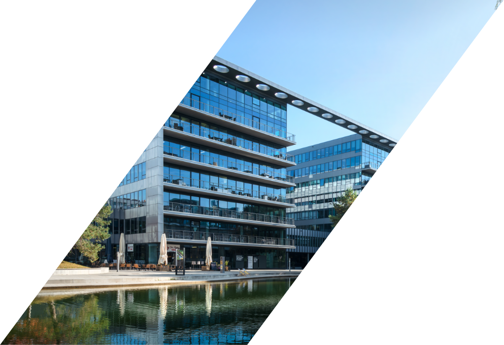 Häuserfassade BIZ 2 aus Glas, Außenansicht bei blauem Himmel