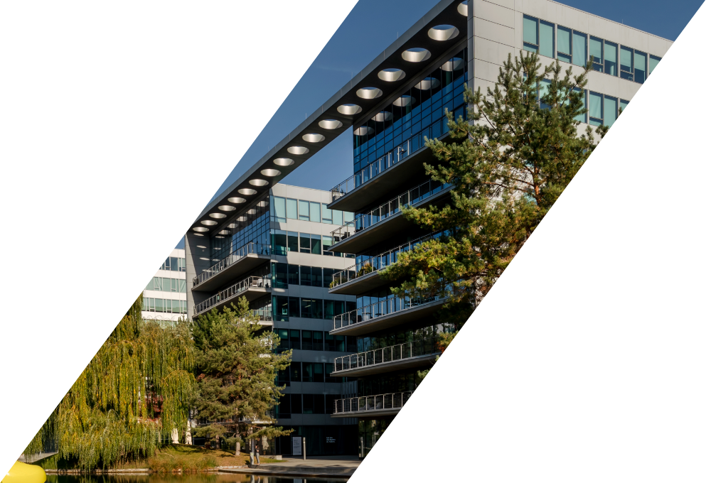 Ausschnitt Außenansicht BIZ 2 am Wasser.